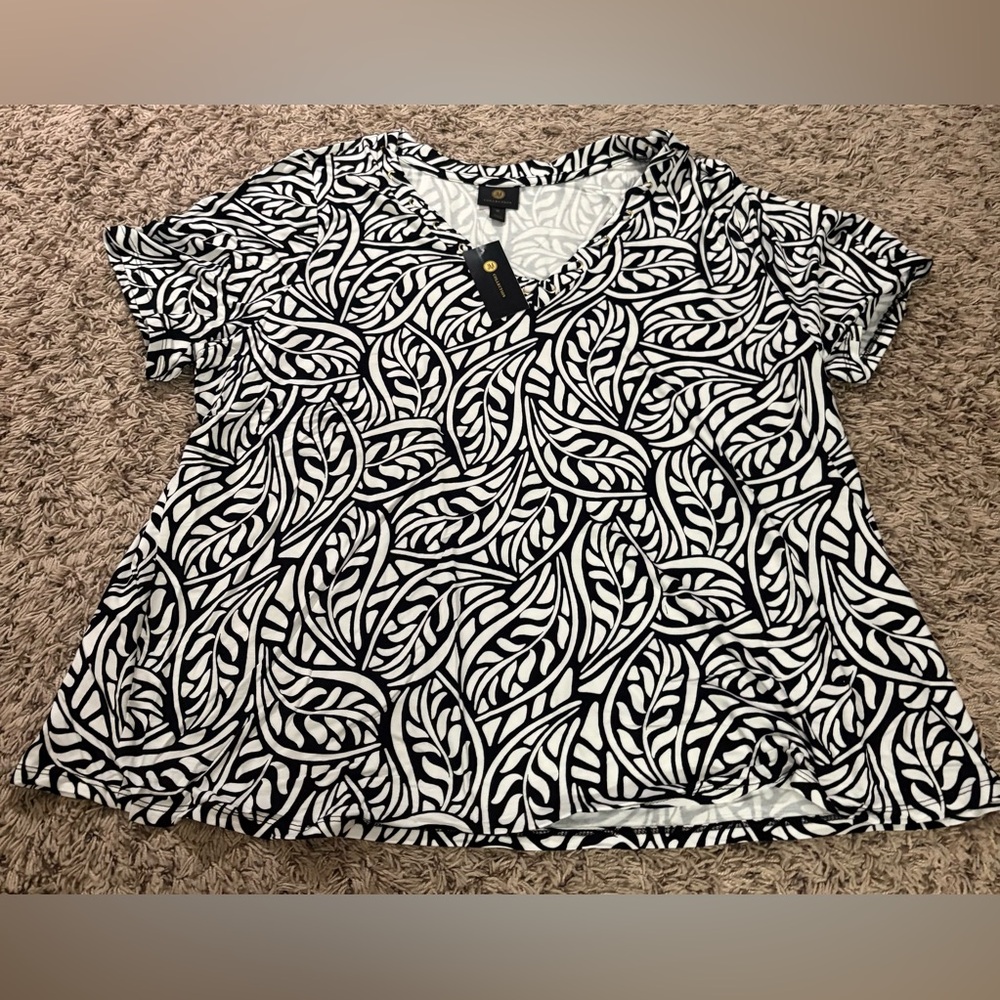 NWT Women’s 3X JM Collection Black and White Leaf-Print V-Neck Short Sleeve Top